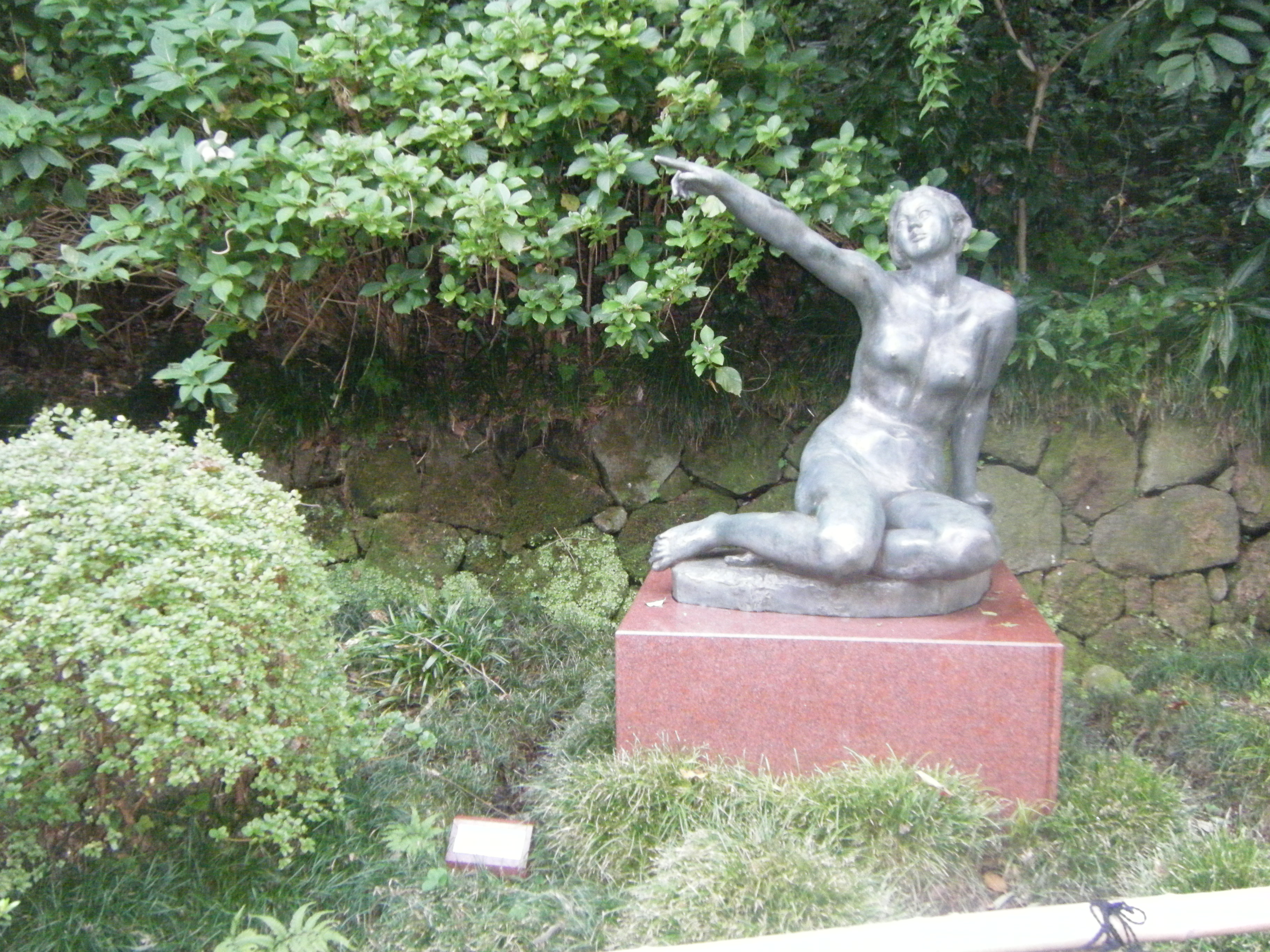 【白鳥路｜金沢城の外濠公園】彫刻がいくつも飾られた静かな散策スポット