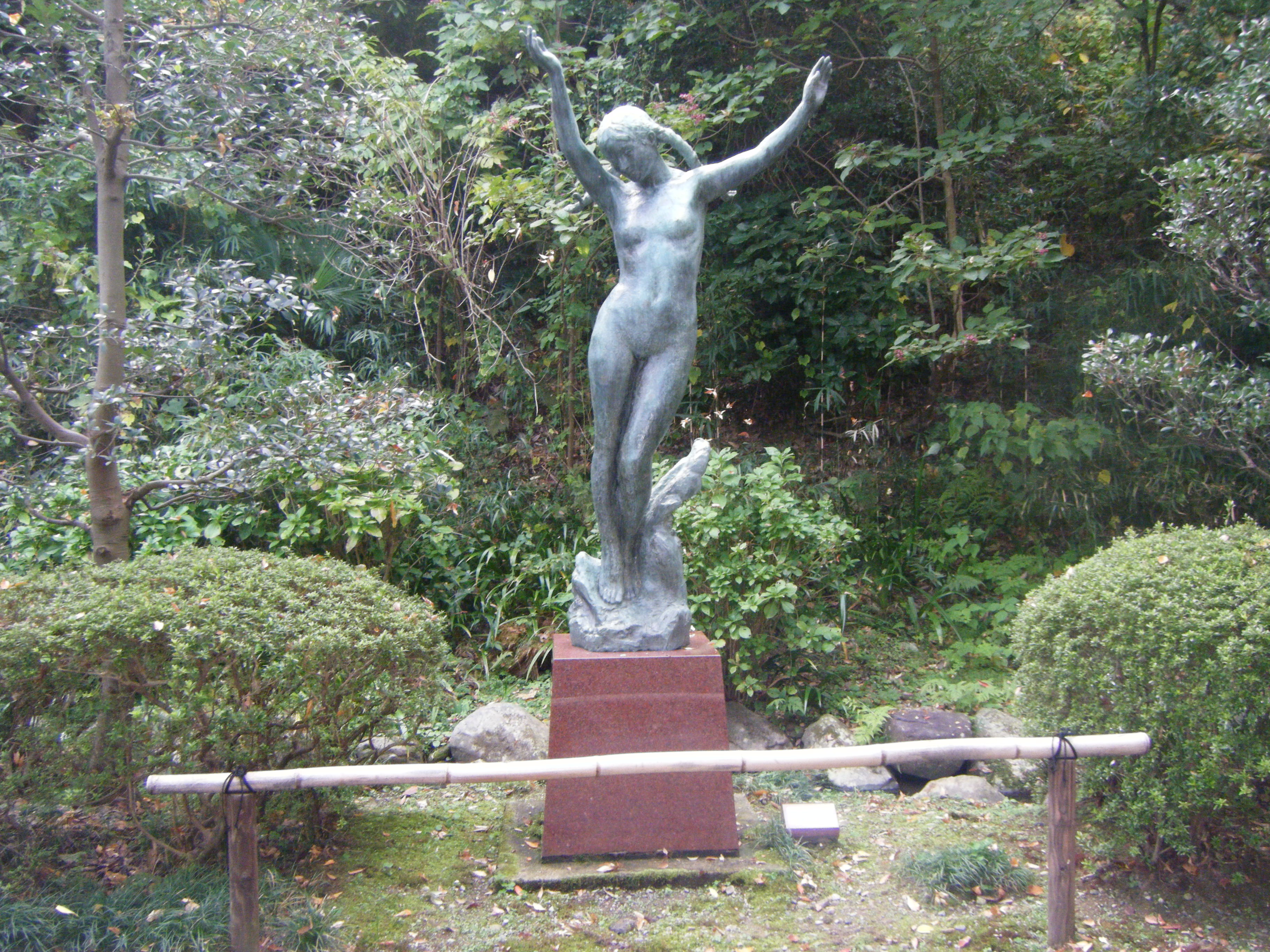 【白鳥路｜金沢城の外濠公園】彫刻がいくつも飾られた静かな散策スポット